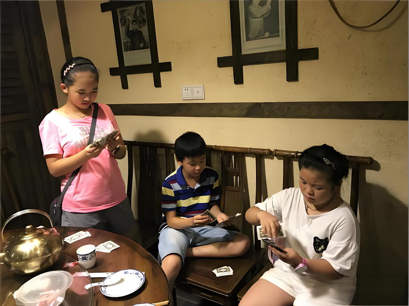 Anh chị em trong nh&agrave; c&oacute; th&acirc;n thiết hay kh&ocirc;ng, nh&igrave;n v&agrave;o 3 điểm n&agrave;y l&agrave; biết: Rất tr&uacute;ng tim đen!- Ảnh 1.