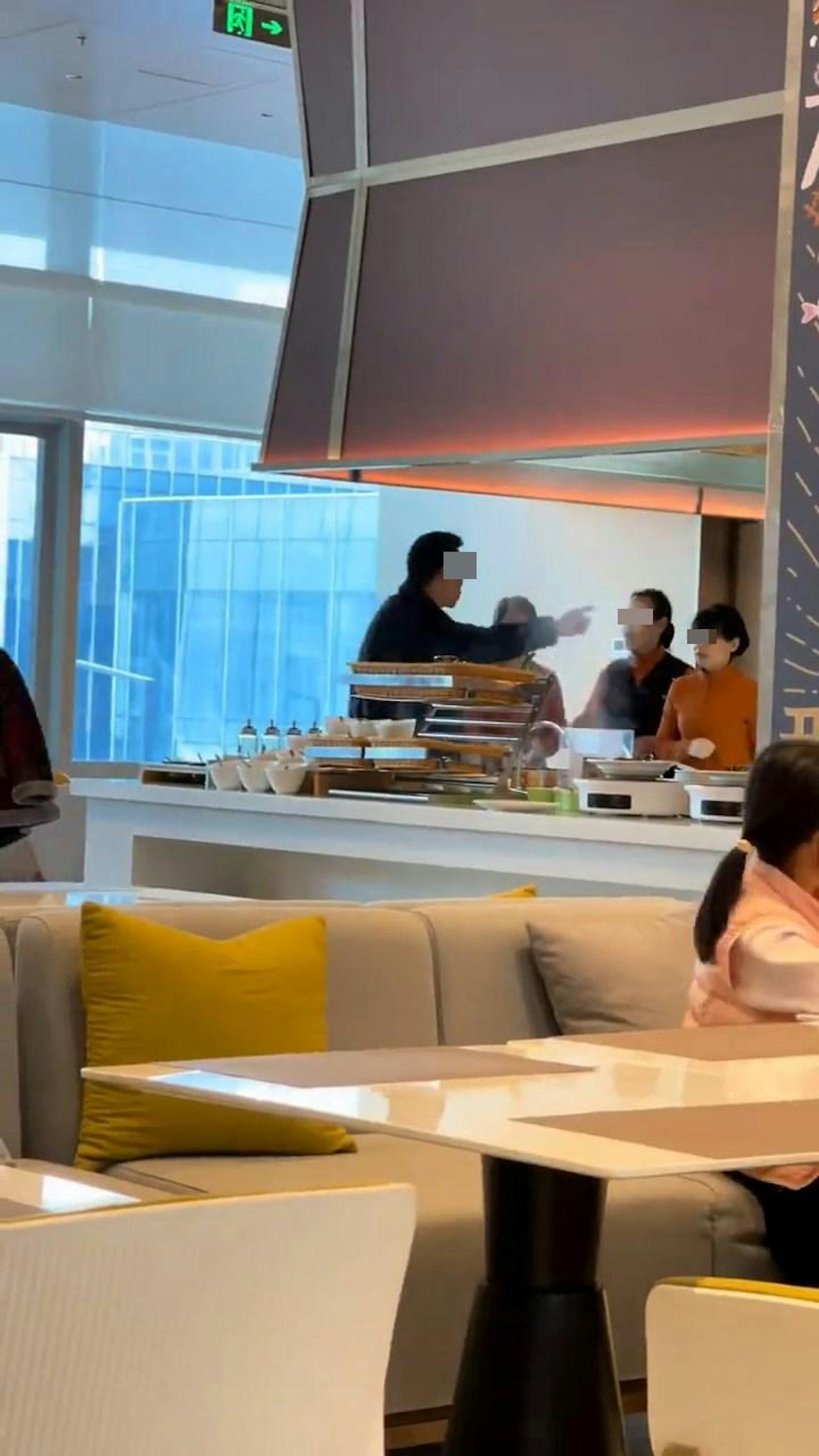 Hai mẹ con đ&aacute;nh nh&acirc;n vi&ecirc;n v&igrave; bị ngăn g&oacute;i đồ buffet mang về- Ảnh 2.