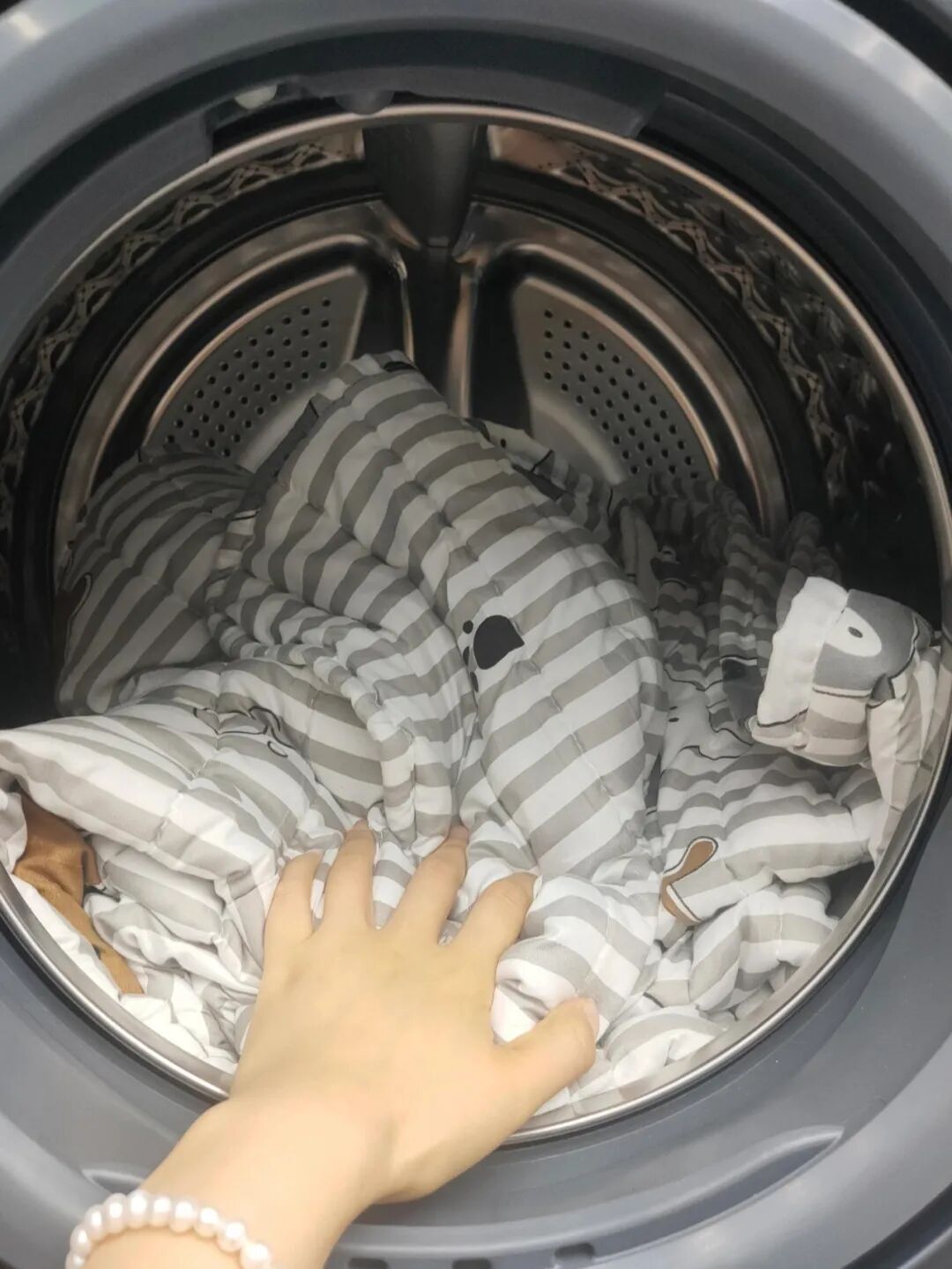 Sống hơn 30 năm t&ocirc;i mới biết 6 c&aacute;ch d&ugrave;ng m&aacute;y giặt cửa trước đ&uacute;ng chuẩn: Quần &aacute;o sạch hơn, kh&ocirc;ng c&ograve;n m&ugrave;i v&agrave; tiết kiệm điện nước r&otilde; rệt- Ảnh 3.