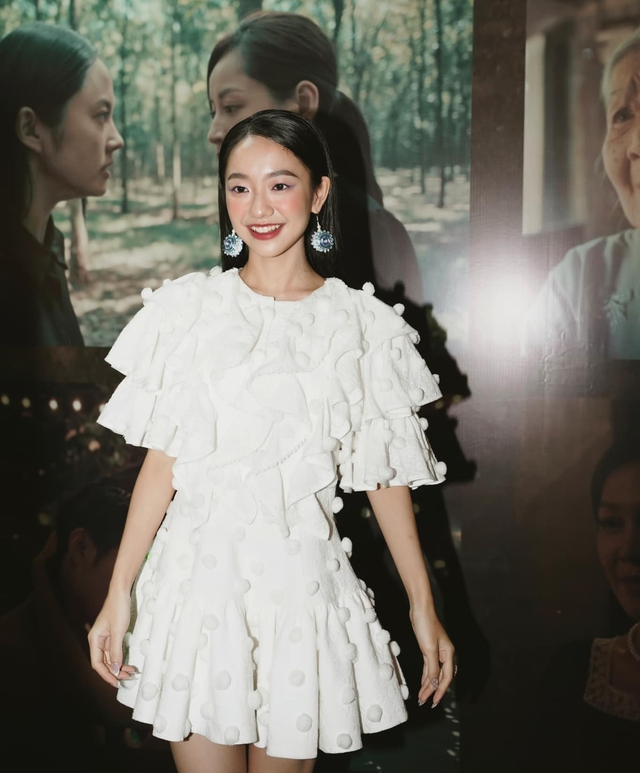 "N&agrave;ng thơ showbiz" cao vỏn vẹn 1m50: Mặc đẹp qu&ecirc;n sầu, đứng ở đ&acirc;u cũng ph&aacute;t s&aacute;ng- Ảnh 14.