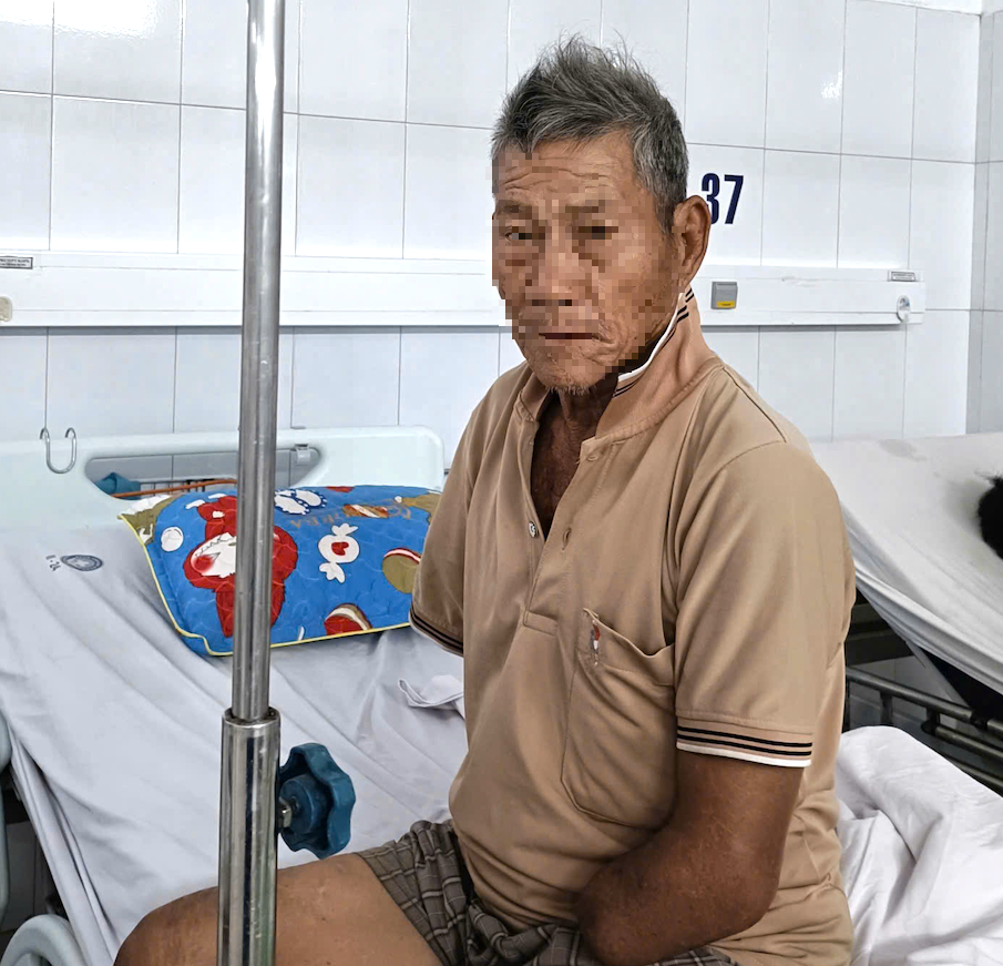 Cụ &ocirc;ng bị hổ mang cắn vẫn cố giữ chặt con rắn, c&acirc;u chuyện ph&iacute;a sau khiến nhiều người nghẹn l&ograve;ng- Ảnh 1.