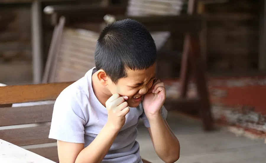 "Chỉ bị đ&aacute;nh 2 c&aacute;i bằng thước kẻ, sao đứa trẻ n&agrave;y đ&atilde; nghĩ quẩn?" - H&oacute;a ra c&oacute; một kiểu sỉ nhục c&oacute; thể ph&aacute; hủy n&atilde;o bộ!- Ảnh 1.