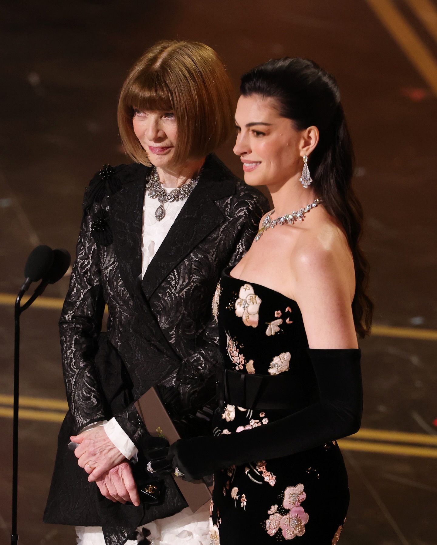 "Y&ecirc;u nữ h&agrave;ng hiệu" t&aacute;i xuất: Anne Hathaway đụng độ Anna Wintour, quậy đục nước s&acirc;n khấu Oscar- Ảnh 2.