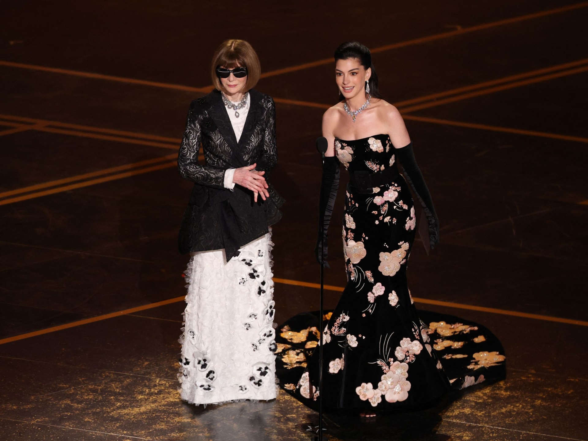 "Y&ecirc;u nữ h&agrave;ng hiệu" t&aacute;i xuất: Anne Hathaway đụng độ Anna Wintour, quậy đục nước s&acirc;n khấu Oscar- Ảnh 3.