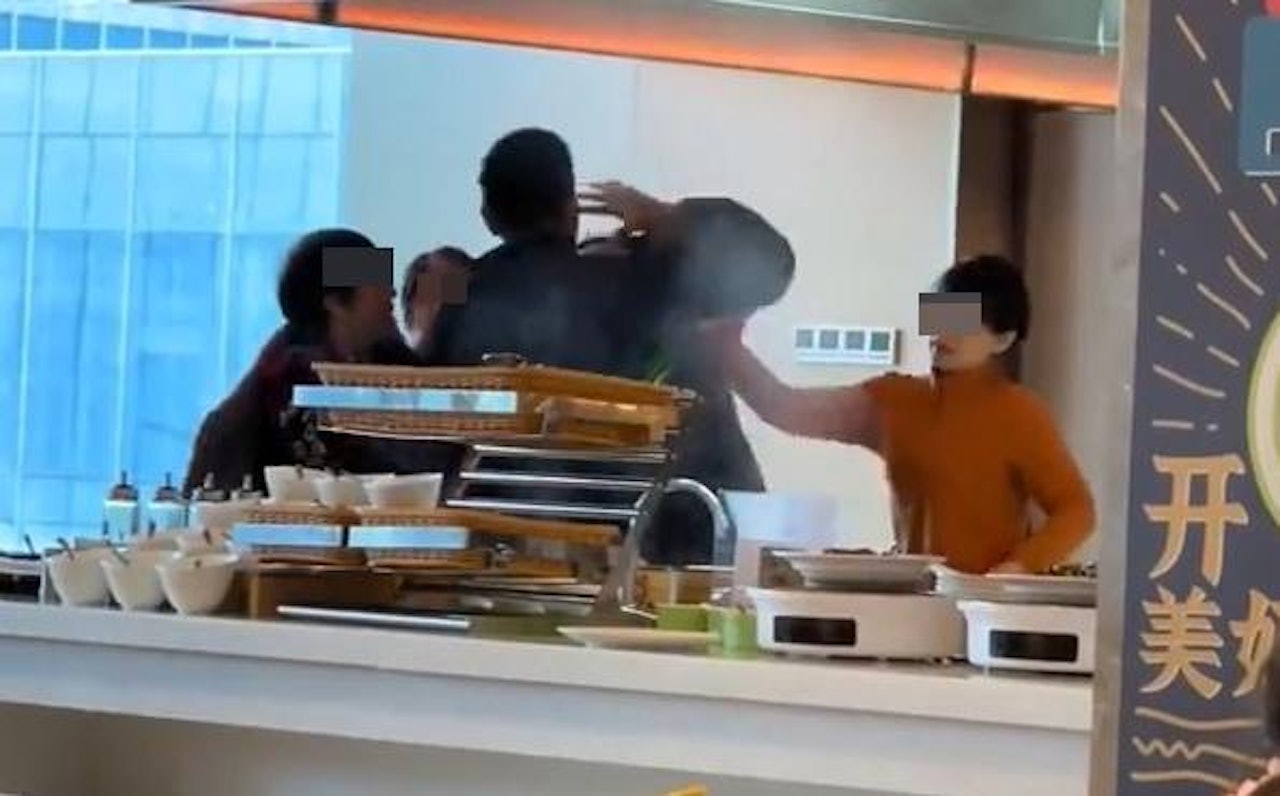 Hai mẹ con đ&aacute;nh nh&acirc;n vi&ecirc;n v&igrave; bị ngăn g&oacute;i đồ buffet mang về- Ảnh 1.