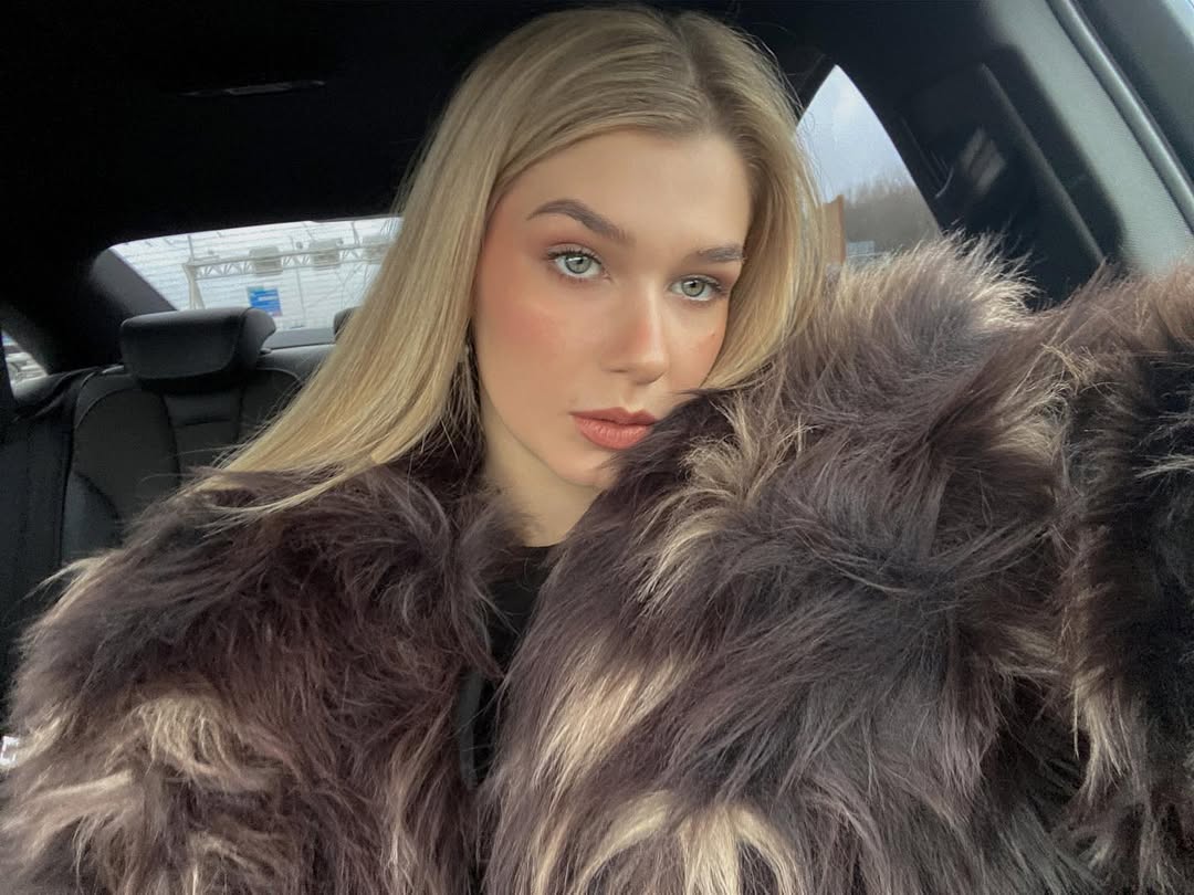 Fashion blogger mặc đồ basic m&agrave; "chanh xả" như t&agrave;i phiệt, ngắm xong chẳng c&ograve;n thiết sắm đồ cầu kỳ- Ảnh 1.