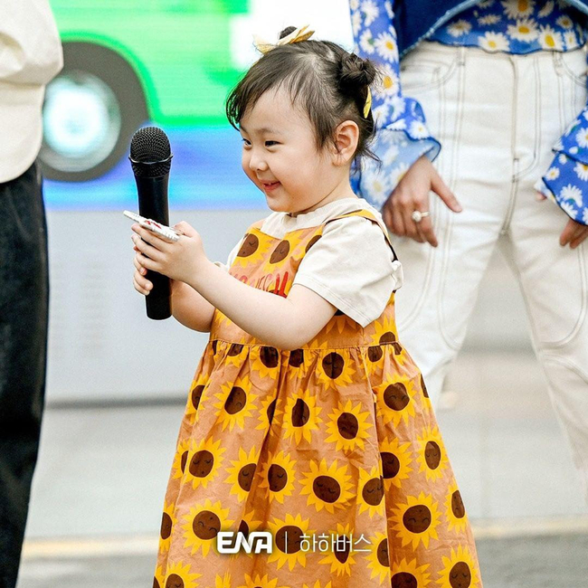 Con g&aacute;i mắc bệnh hiếm, sao nam Running Man quyết định thay đổi cuộc đời- Ảnh 2.