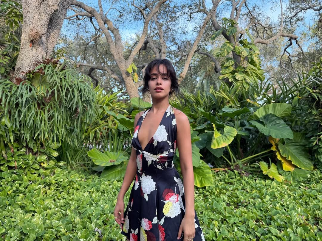 Trời T&acirc;y c&oacute; mỹ nh&acirc;n thấp b&eacute; vỏn vẹn 1m57 nhưng mặc đẹp th&ocirc;i rồi, dạo phố m&agrave; tưởng đi show thời trang- Ảnh 4.