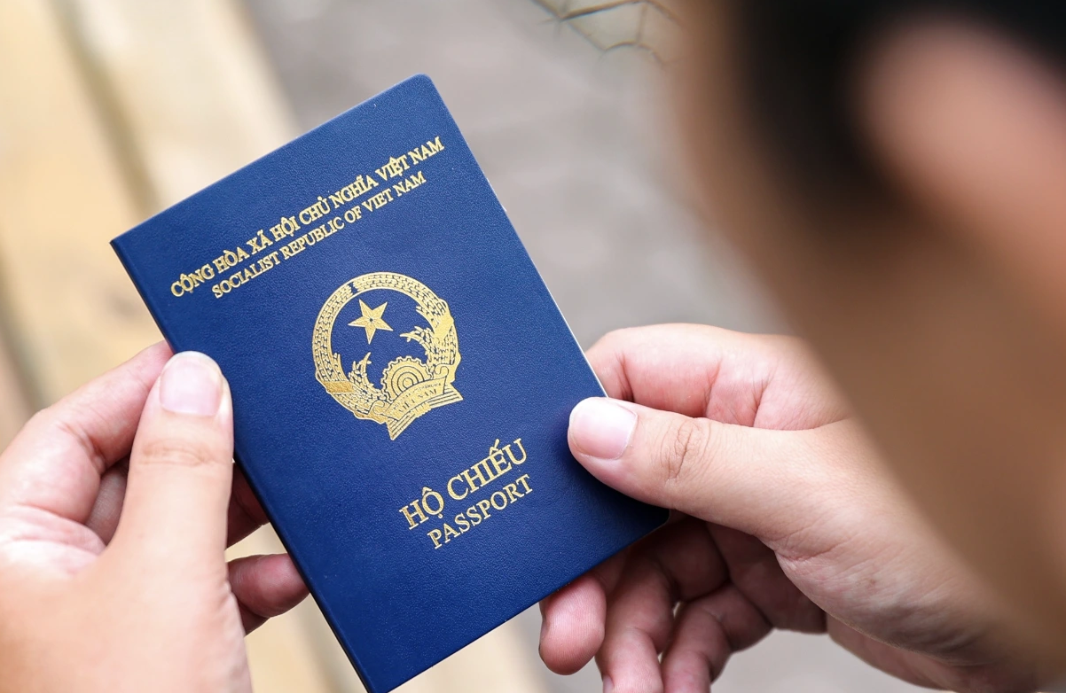 Kỷ lục được thiết lập sau 11 năm: Hộ chiếu Việt Nam 2026 tăng 7 bậc so với năm ngoái, miễn visa tới 48 nước- Ảnh 1. Kỷ lục được thiết lập sau 11 năm: Hộ chiếu Việt Nam 2026 tăng 7 bậc so với năm ngoái, miễn visa tới 48 nước- Ảnh 1.