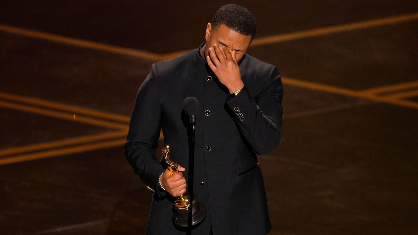 Người đ&agrave;n &ocirc;ng quyến rũ nhất h&agrave;nh tinh đ&aacute;nh bại Timoth&eacute;e Chalamet v&agrave; Leonardo DiCaprio l&agrave; ai?- Ảnh 1.