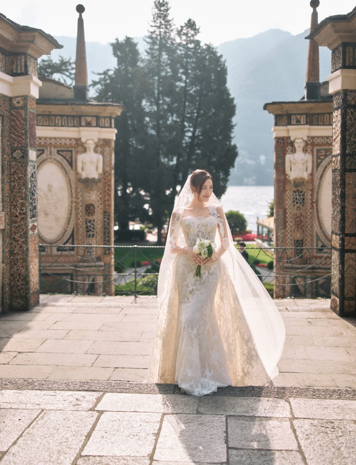 Ảnh cưới lần đầu được c&ocirc;ng bố của Hoa hậu Việt v&agrave; thiếu gia tập đo&agrave;n ngh&igrave;n tỷ- Ảnh 1.