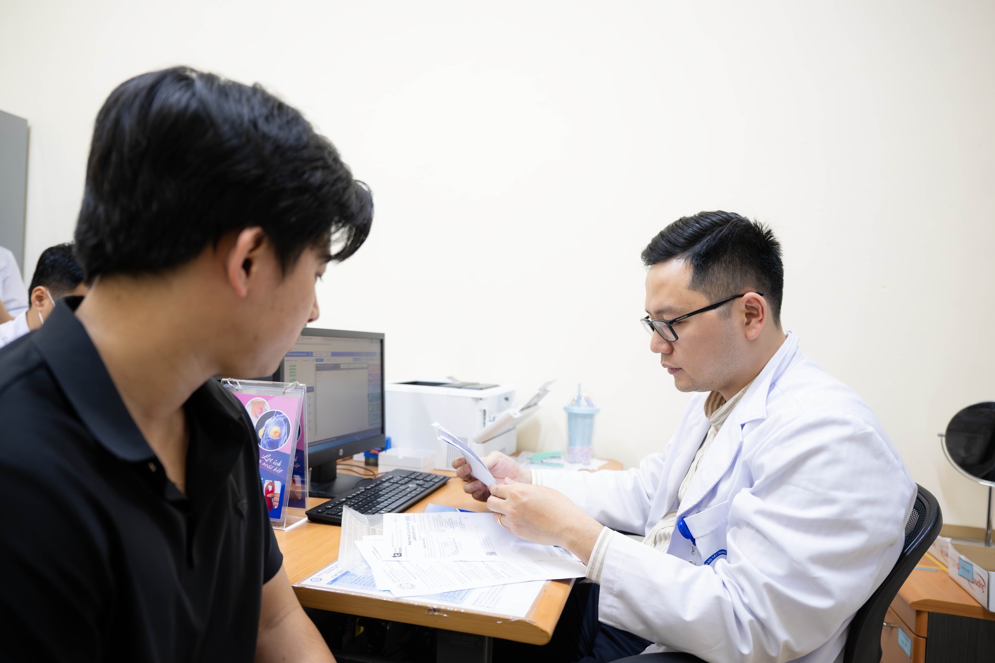 Thực tế một lượt khám bảo hiểm y tế tại bệnh viện công ở Hà Nội: Một trải nghiệm khá bất ngờ- Ảnh 6. Thực tế một lượt khám bảo hiểm y tế tại bệnh viện công ở Hà Nội: Một trải nghiệm khá bất ngờ- Ảnh 6.