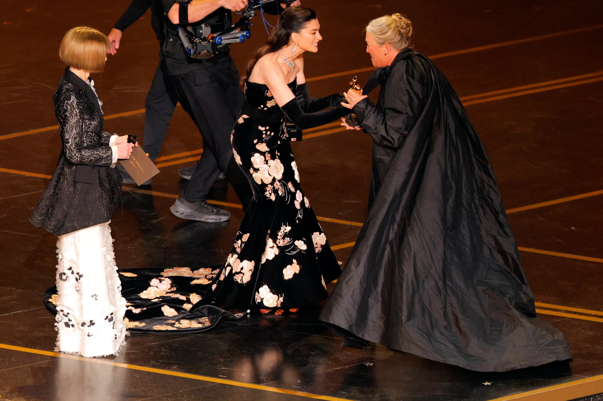 "Y&ecirc;u nữ h&agrave;ng hiệu" t&aacute;i xuất: Anne Hathaway đụng độ Anna Wintour, quậy đục nước s&acirc;n khấu Oscar- Ảnh 5.