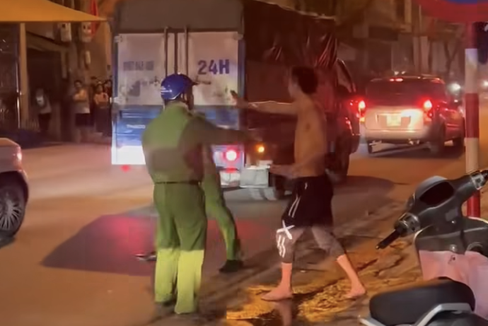 Khống chế g&atilde; thanh ni&ecirc;n cầm 2 con dao dọa ch&eacute;m người đi đường ở H&agrave; Nội- Ảnh 1.