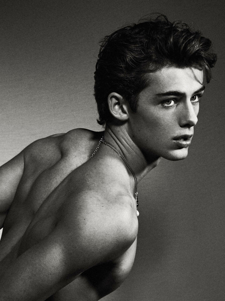 "Cậu b&eacute; đẹp trai nhất thế giới" sau 10 năm: Hiện tại cao 1m90, visual c&oacute; c&ograve;n sức h&uacute;t?- Ảnh 7.