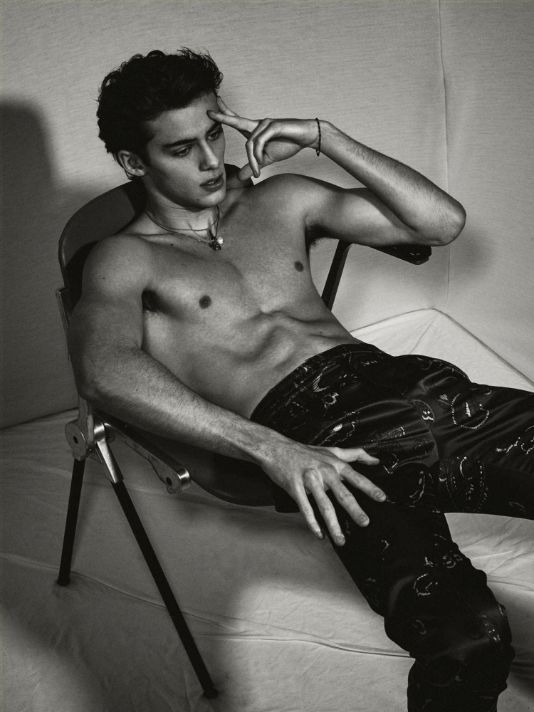 "Cậu b&eacute; đẹp trai nhất thế giới" sau 10 năm: Hiện tại cao 1m90, visual c&oacute; c&ograve;n sức h&uacute;t?- Ảnh 8.