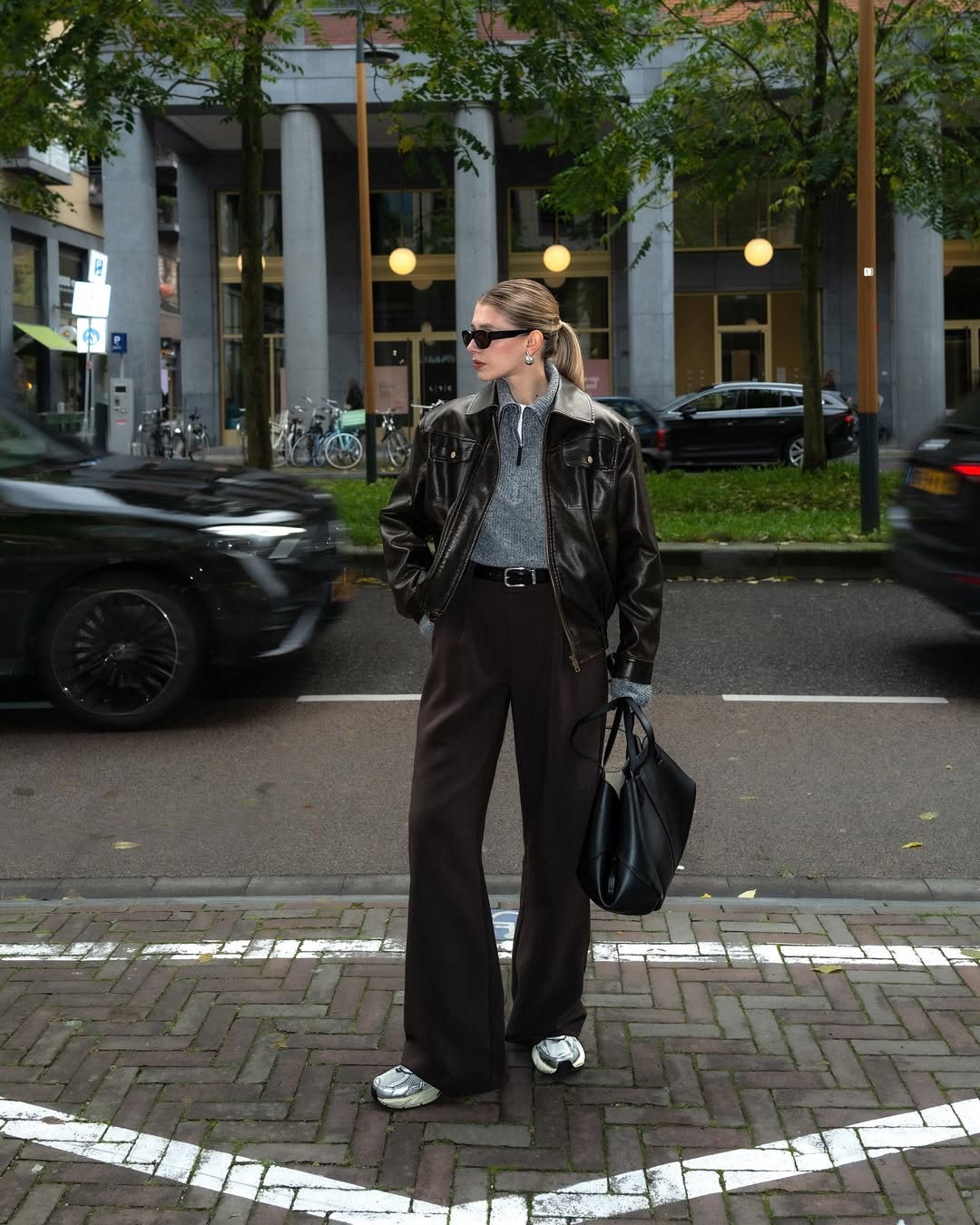 Fashion blogger mặc đồ basic m&agrave; "chanh xả" như t&agrave;i phiệt, ngắm xong chẳng c&ograve;n thiết sắm đồ cầu kỳ- Ảnh 17.