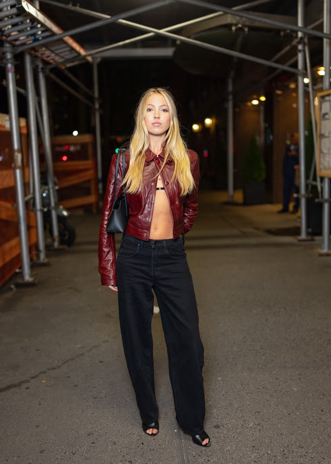 Team g&aacute;i đẹp mang jeans cạp trễ trở lại: Chiếc quần "tai tiếng" của Y2K trở th&agrave;nh xu hướng hot 2026- Ảnh 3.