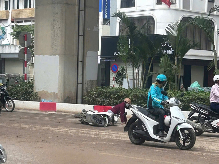 Phạt 3 t&agrave;i xế &ocirc; t&ocirc; tải l&agrave;m rơi v&atilde;i b&ugrave;n đất khiến người đi xe m&aacute;y trượt ng&atilde;- Ảnh 1.