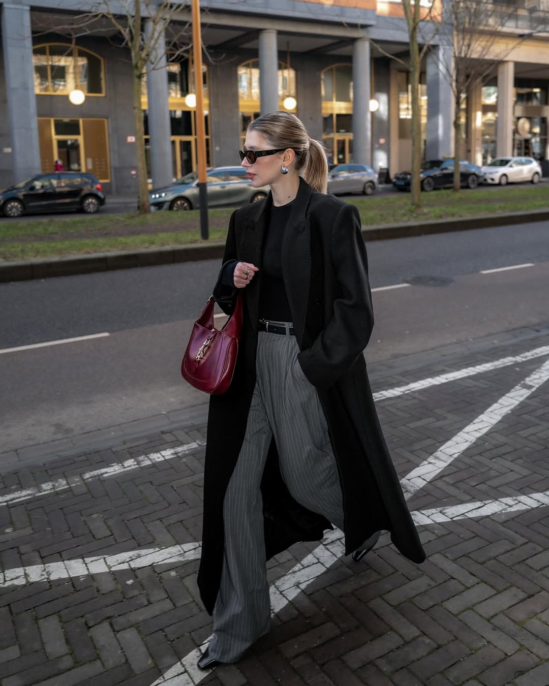 Fashion blogger mặc đồ basic m&agrave; "chanh xả" như t&agrave;i phiệt, ngắm xong chẳng c&ograve;n thiết sắm đồ cầu kỳ- Ảnh 18.