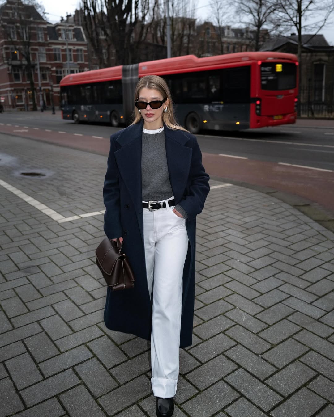 Fashion blogger mặc đồ basic m&agrave; "chanh xả" như t&agrave;i phiệt, ngắm xong chẳng c&ograve;n thiết sắm đồ cầu kỳ- Ảnh 19.