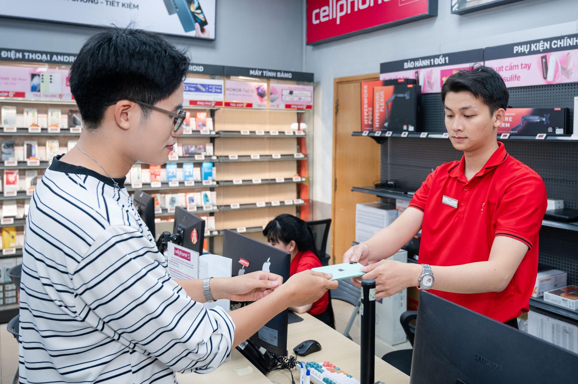 CellphoneS mở bán iPhone 17e mới, thêm màu sắc Hồng, ưu đãi hơn 2,5 triệu- Ảnh 3. CellphoneS mở bán iPhone 17e mới, thêm màu sắc Hồng, ưu đãi hơn 2,5 triệu- Ảnh 3.