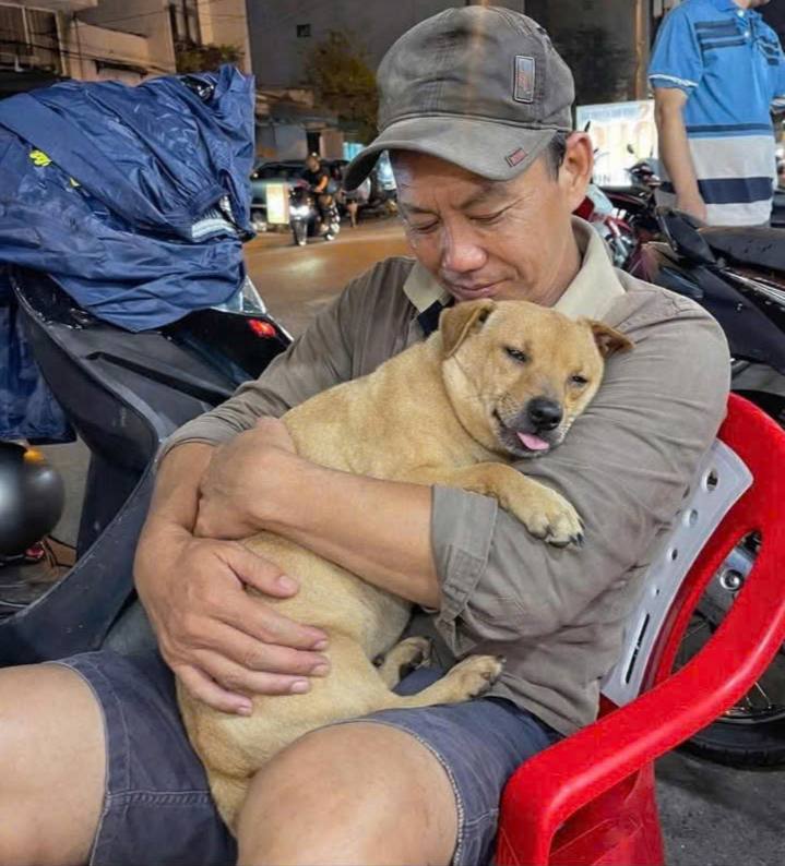 Gặp người đ&agrave;n &ocirc;ng suốt 1 th&aacute;ng rong ruổi từ Long An l&ecirc;n TP.HCM t&igrave;m ch&uacute; ch&oacute; nh&agrave; g&acirc;y x&uacute;c động, cuối c&ugrave;ng điều kỳ diệu đ&atilde; xảy ra!- Ảnh 1.