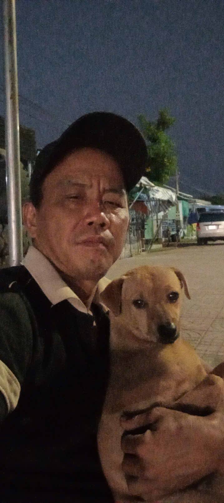 Gặp người đ&agrave;n &ocirc;ng suốt 1 th&aacute;ng rong ruổi từ Long An l&ecirc;n TP.HCM t&igrave;m ch&uacute; ch&oacute; nh&agrave; g&acirc;y x&uacute;c động, cuối c&ugrave;ng điều kỳ diệu đ&atilde; xảy ra!- Ảnh 4.