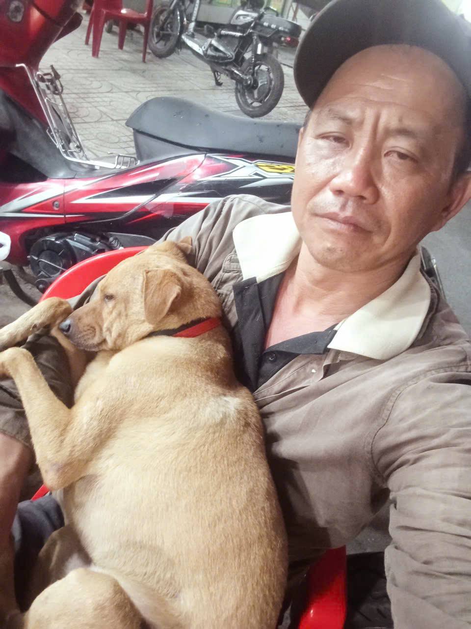 Gặp người đ&agrave;n &ocirc;ng suốt 1 th&aacute;ng rong ruổi từ Long An l&ecirc;n TP.HCM t&igrave;m ch&uacute; ch&oacute; nh&agrave; g&acirc;y x&uacute;c động, cuối c&ugrave;ng điều kỳ diệu đ&atilde; xảy ra!- Ảnh 3.