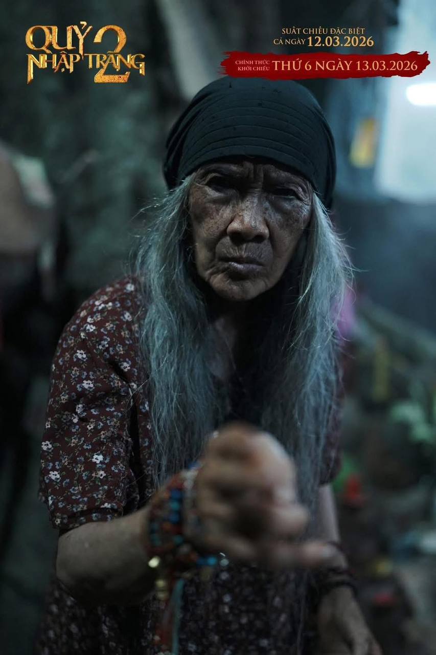 Nữ nghệ sĩ Việt U70 đưa tay nhận qu&agrave; bị kh&aacute;n giả ng&oacute; lơ, netizen bức x&uacute;c &ldquo;thừa kinh tế nhưng thiếu tinh tế&rdquo;- Ảnh 2.