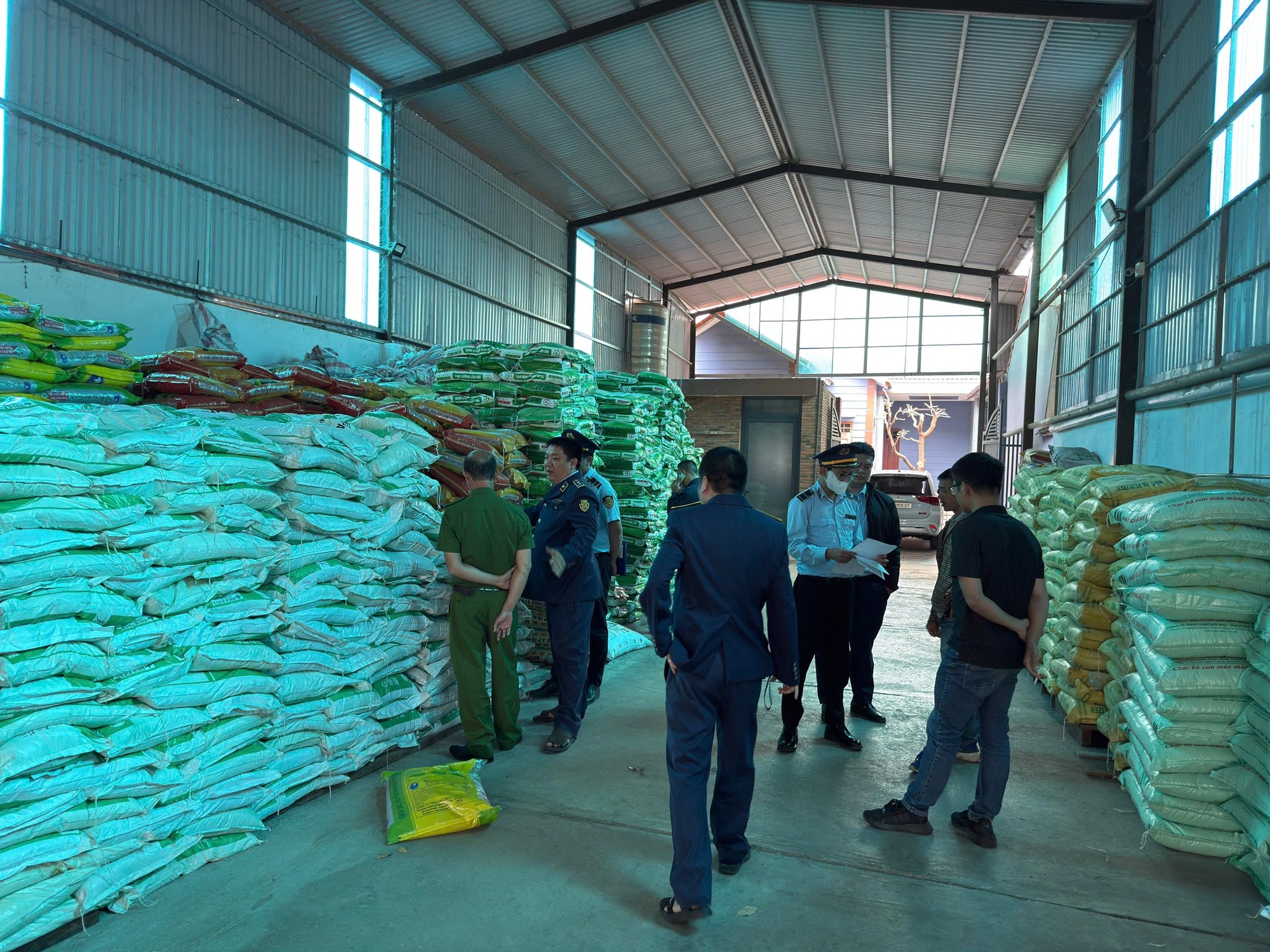 Một hộ kinh doanh vừa bị chuyển hồ sơ sang công an: Tang vật lên tới gần 90 tấn- Ảnh 2. Một hộ kinh doanh vừa bị chuyển hồ sơ sang công an: Tang vật lên tới gần 90 tấn- Ảnh 2.