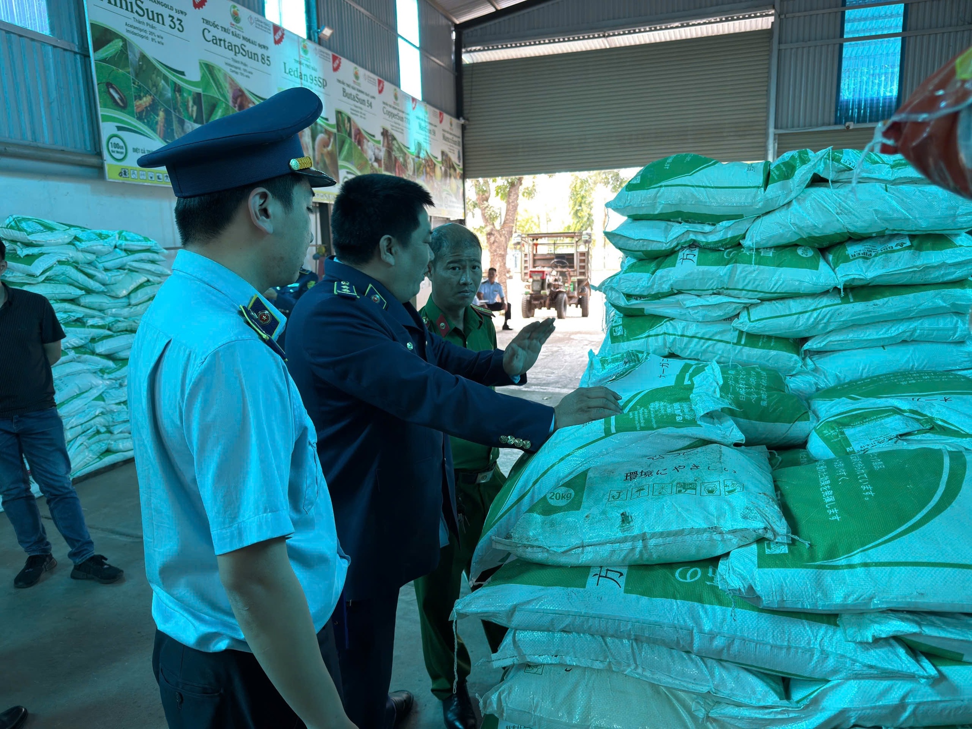 Một hộ kinh doanh vừa bị chuyển hồ sơ sang công an: Tang vật lên tới gần 90 tấn- Ảnh 1. Một hộ kinh doanh vừa bị chuyển hồ sơ sang công an: Tang vật lên tới gần 90 tấn- Ảnh 1.