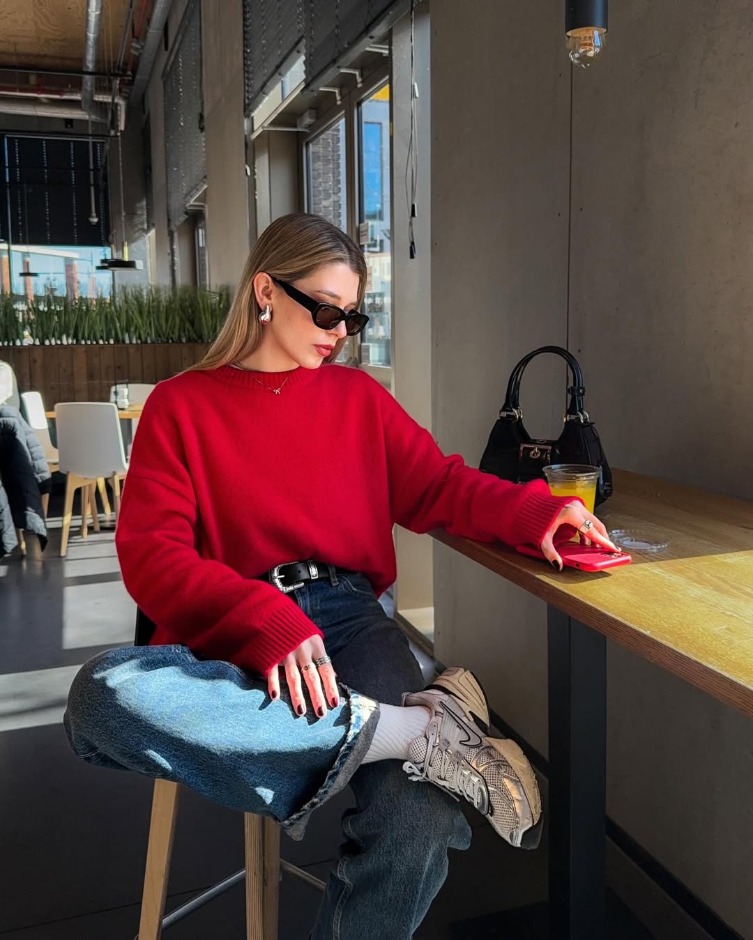 Fashion blogger mặc đồ basic m&agrave; "chanh xả" như t&agrave;i phiệt, ngắm xong chẳng c&ograve;n thiết sắm đồ cầu kỳ- Ảnh 13.