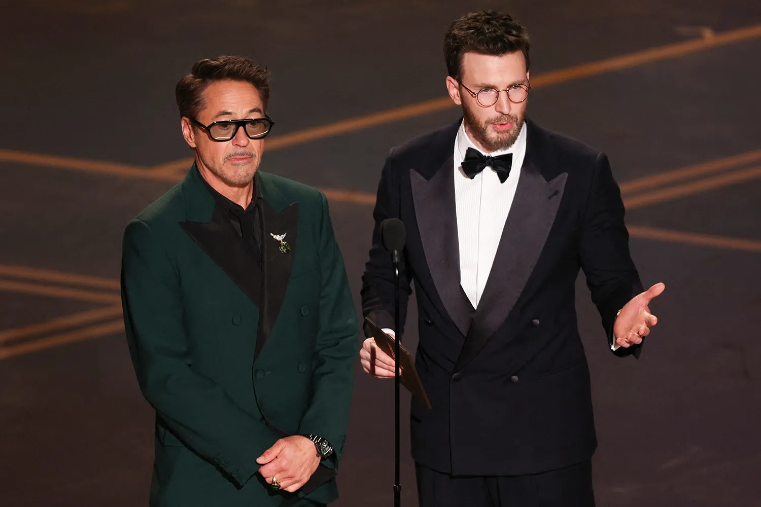 M&agrave;n tặng đồ l&oacute;t tr&ecirc;n s&acirc;n khấu g&acirc;y tranh c&atilde;i nhất Oscar 2026- Ảnh 1.