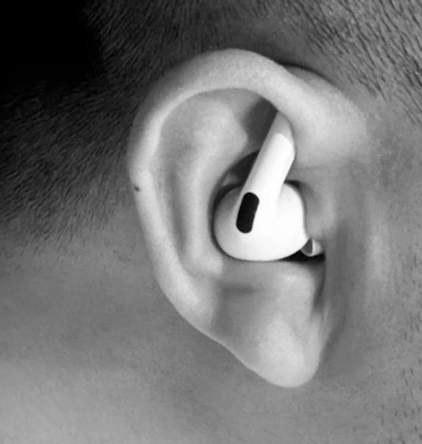 Tr&ecirc;n mạng chỉ nhau c&aacute;ch đeo AirPods &ldquo;chuẩn&rdquo;, AI Grok cũng đồng &yacute; nhưng thực ra lại sai l&egrave;- Ảnh 2.