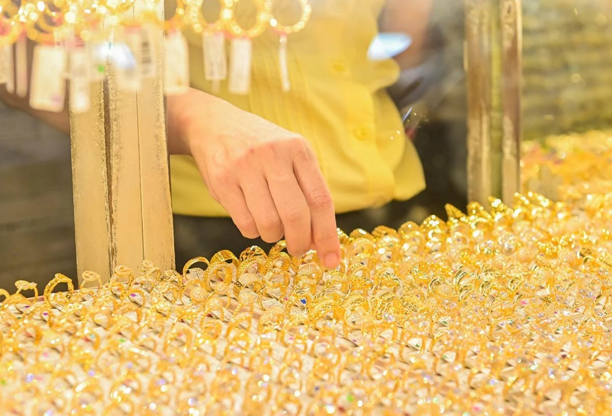 Gi&aacute; v&agrave;ng h&ocirc;m nay 16/3: V&agrave;ng nhẫn giảm xuống c&ograve;n 180 triệu đồng/lượng- Ảnh 1.