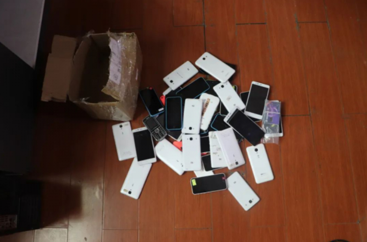 Kiểm tra đột xuất 1 kh&aacute;ch sạn, ph&aacute;t hiện 40 m&aacute;y t&iacute;nh v&agrave; 100 điện thoại hoạt động 24/7, phanh phui đường d&acirc;y lừa đảo hơn 38 tỷ đồng- Ảnh 2.