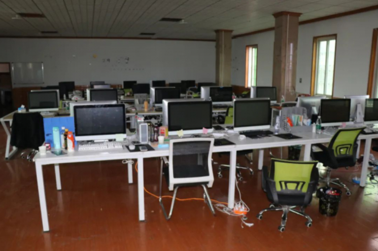 Kiểm tra đột xuất 1 kh&aacute;ch sạn, ph&aacute;t hiện 40 m&aacute;y t&iacute;nh v&agrave; 100 điện thoại hoạt động 24/7, phanh phui đường d&acirc;y lừa đảo hơn 38 tỷ đồng- Ảnh 1.