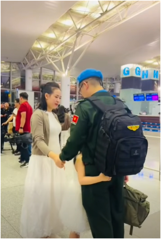 C&aacute;i &ocirc;m vội ở s&acirc;n bay: C&aacute;c chiến sĩ &ldquo;mũ nồi xanh&rdquo; tạm biệt gia đ&igrave;nh, l&ecirc;n đường l&agrave;m nhiệm vụ quốc tế- Ảnh 3.