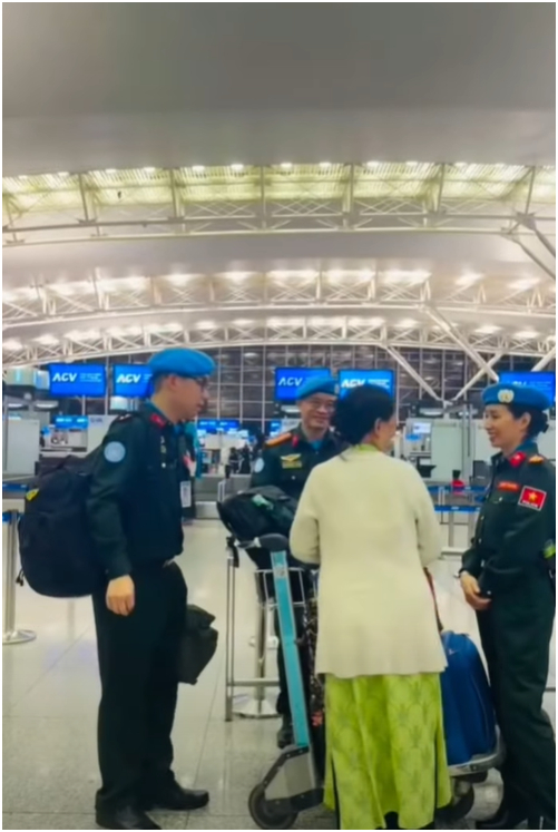 C&aacute;i &ocirc;m vội ở s&acirc;n bay: C&aacute;c chiến sĩ &ldquo;mũ nồi xanh&rdquo; tạm biệt gia đ&igrave;nh, l&ecirc;n đường l&agrave;m nhiệm vụ quốc tế- Ảnh 1.