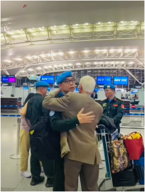 C&aacute;i &ocirc;m vội ở s&acirc;n bay: C&aacute;c chiến sĩ &ldquo;mũ nồi xanh&rdquo; tạm biệt gia đ&igrave;nh, l&ecirc;n đường l&agrave;m nhiệm vụ quốc tế- Ảnh 2.