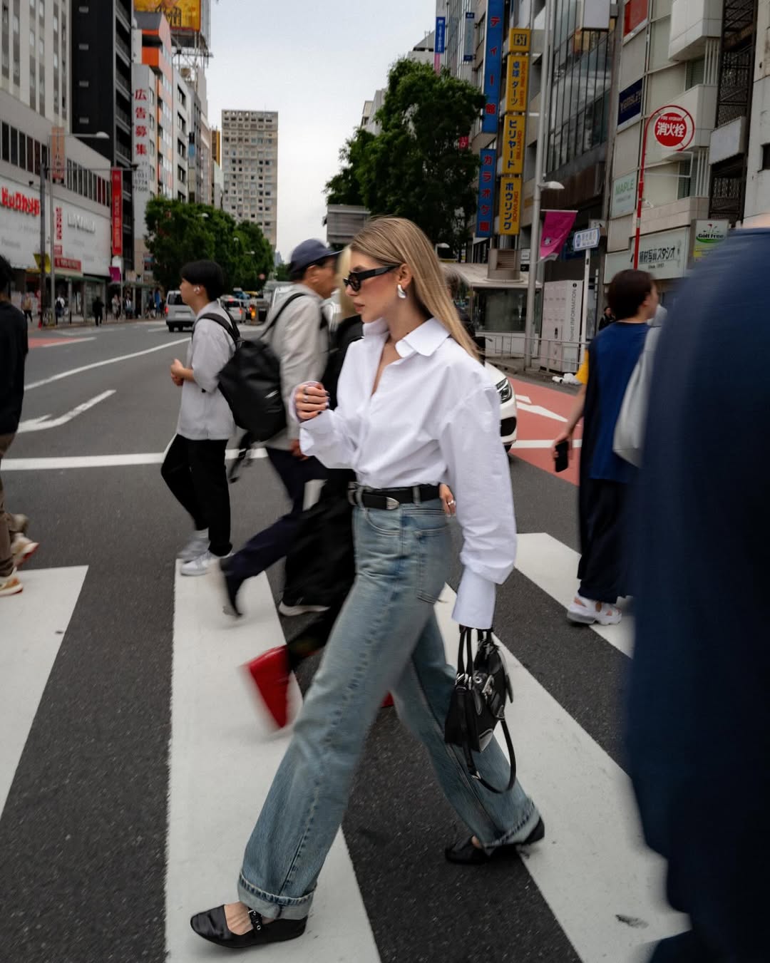 Fashion blogger mặc đồ basic m&agrave; "chanh xả" như t&agrave;i phiệt, ngắm xong chẳng c&ograve;n thiết sắm đồ cầu kỳ- Ảnh 9.