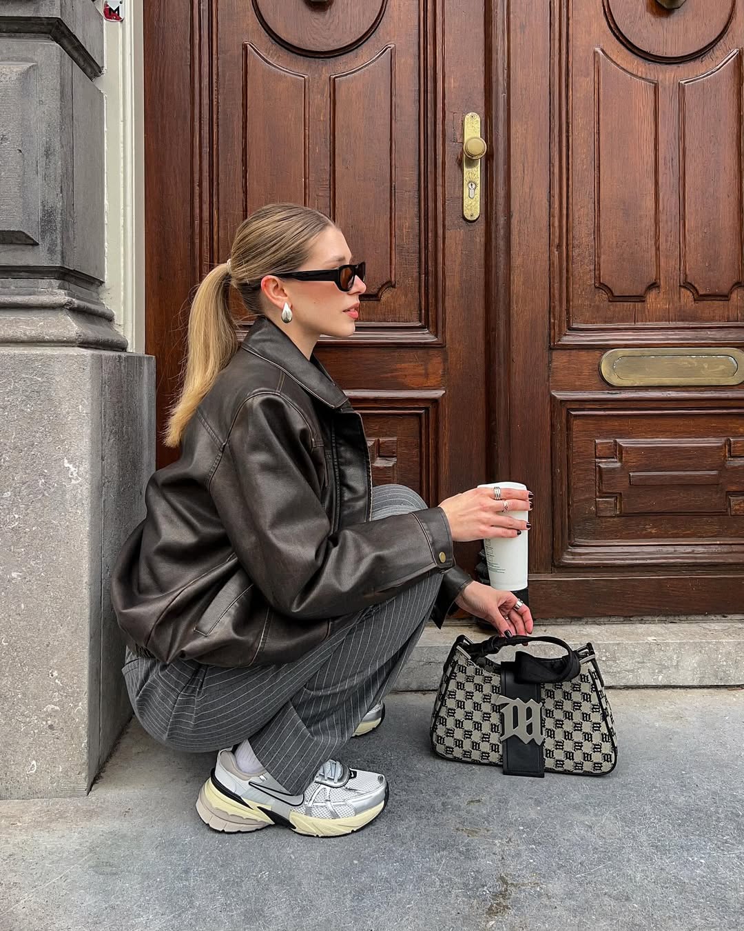 Fashion blogger mặc đồ basic m&agrave; "chanh xả" như t&agrave;i phiệt, ngắm xong chẳng c&ograve;n thiết sắm đồ cầu kỳ- Ảnh 15.