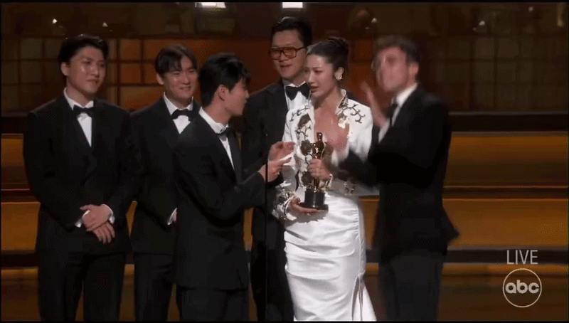 T&igrave;nh cũ Jennie (BLACKPINK) v&agrave; nữ ca sĩ Kpop Demon Hunters bị ph&acirc;n biệt chủng tộc ngay tr&ecirc;n s&acirc;n khấu nhận giải Oscar 2026?- Ảnh 1.