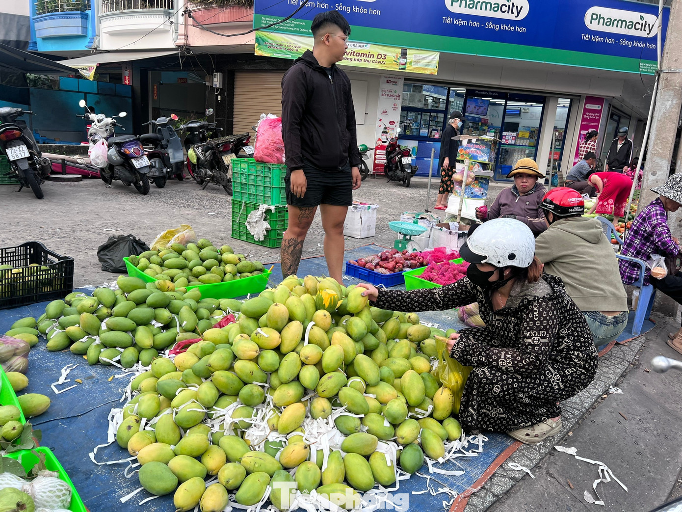 Dưa hấu, xo&agrave;i v&agrave;o m&ugrave;a, gi&aacute; rẻ bất ngờ- Ảnh 1.