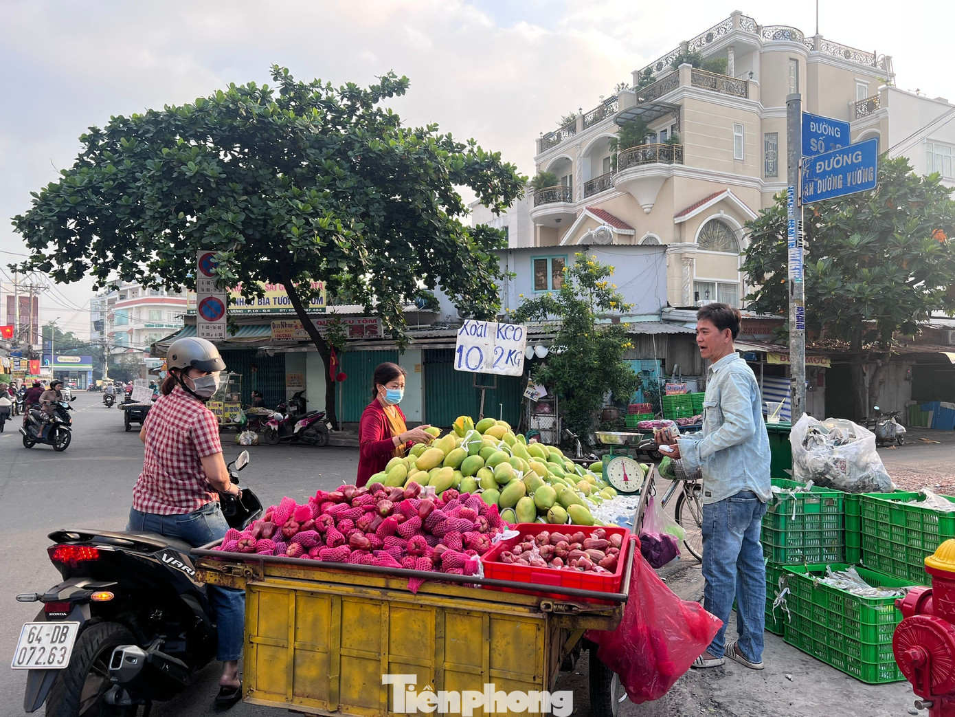 Dưa hấu, xo&agrave;i v&agrave;o m&ugrave;a, gi&aacute; rẻ bất ngờ- Ảnh 4.