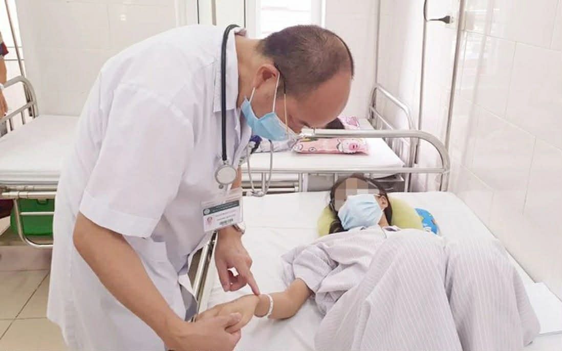 Sốt xuất huyết diễn biến kh&oacute; đo&aacute;n, nhiều ca chuyển nặng nhanh- Ảnh 1.