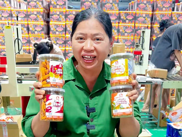 Người phụ nữ b&aacute;n đồ ăn vặt, thu gần 230 tỉ đồng chỉ trong 1 năm- Ảnh 2.