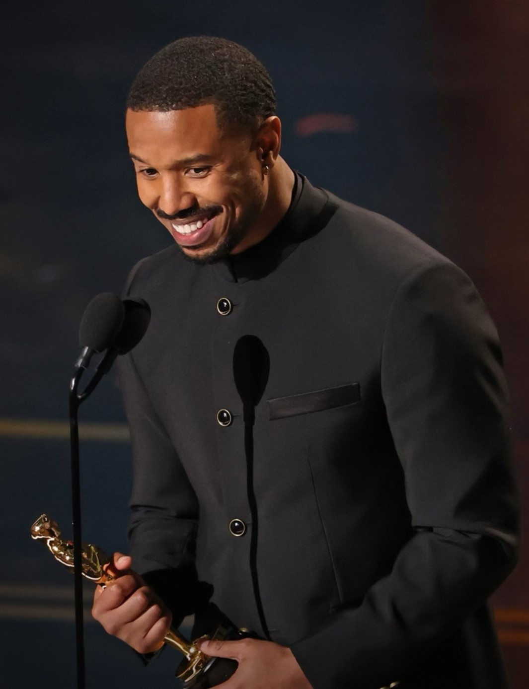 Người đ&agrave;n &ocirc;ng quyến rũ nhất h&agrave;nh tinh đ&aacute;nh bại Timoth&eacute;e Chalamet v&agrave; Leonardo DiCaprio l&agrave; ai?- Ảnh 2.