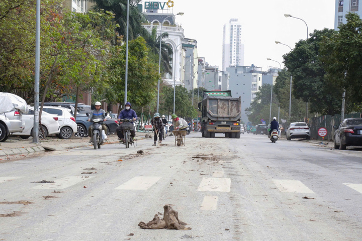 Phạt 3 t&agrave;i xế &ocirc; t&ocirc; tải l&agrave;m rơi v&atilde;i b&ugrave;n đất khiến người đi xe m&aacute;y trượt ng&atilde;- Ảnh 2.